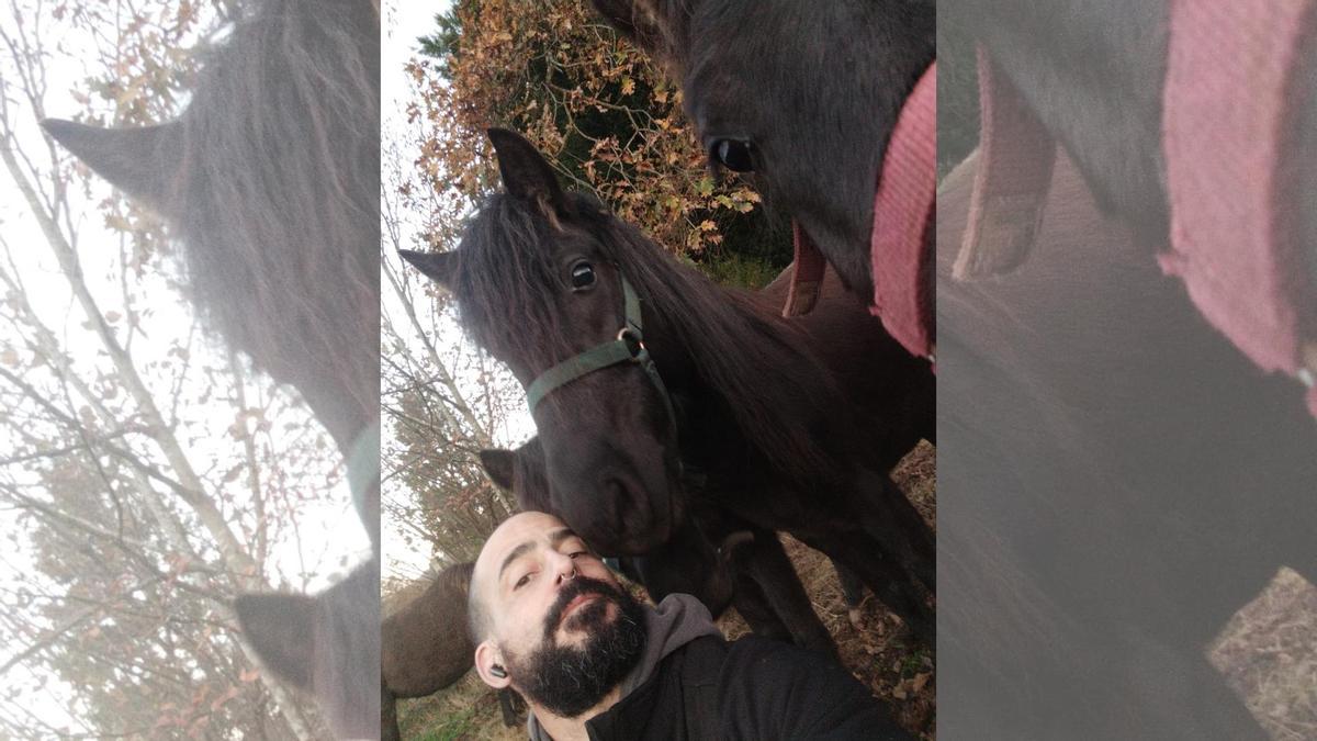 Francisco Pérez-Puchal, con uno de sus caballos.