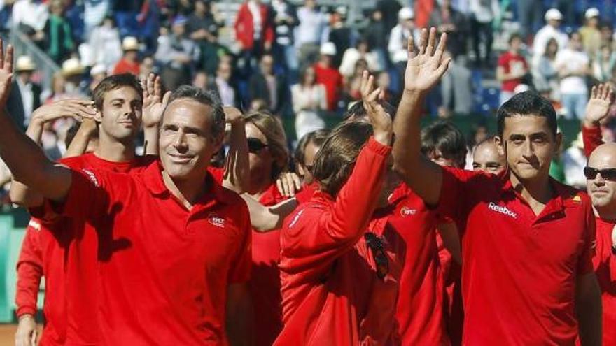 Los integrantes del equipo español saludan a los aficionados tras superar a Austria en los cuartos de final disputados en Oropesa. | efe