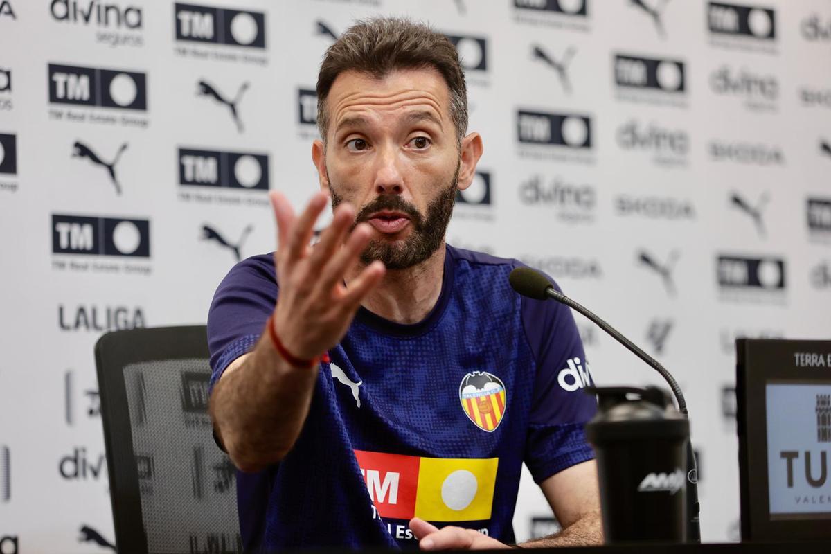 Carlos Corberán, en sala de prensa en la previa del Elche-Valencia.