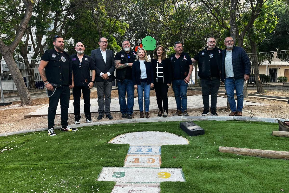 Representantes municipales y miembros de la asociación.