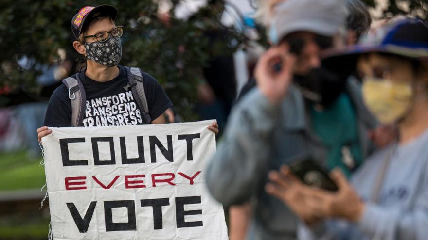 Una mujer con una pancarta que reza &#039;Cuenten cada voto&#039;, en Oakland.