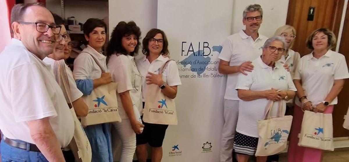 Rosa Sánchez (de blanco y sin bolsa) tras su reelección como presidenta balear.