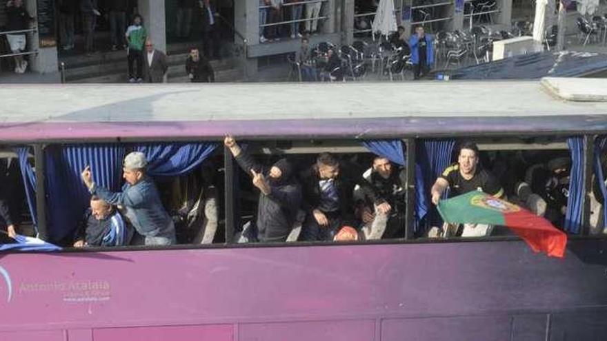 Aficionados del Oporto, en el autobús, con los cristales rotos.