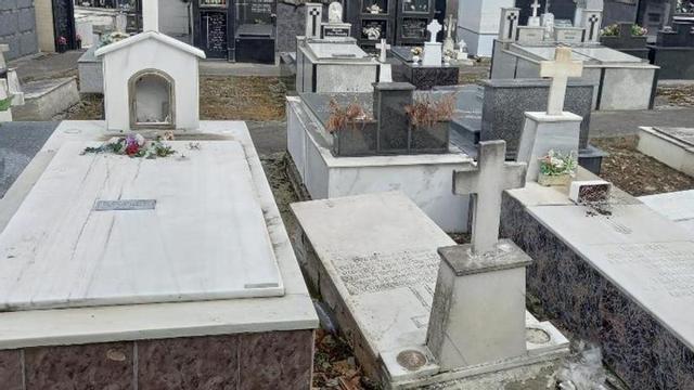 Una de las tumbas asaltadas, con el cristal roto, a la izquierda.