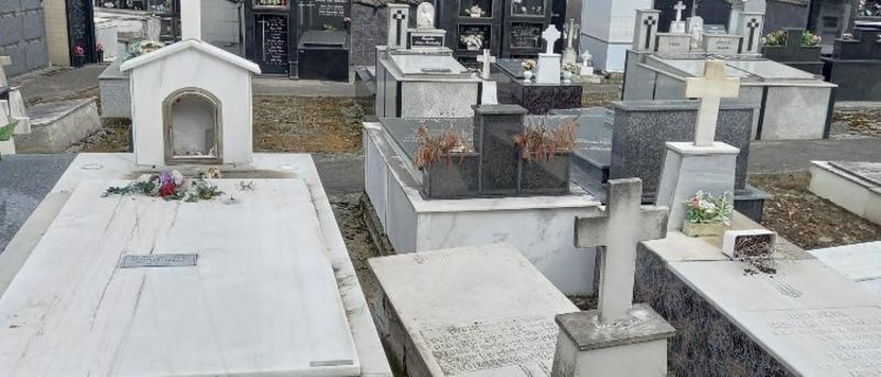 Roban en varias tumbas y nichos del cementerio de Villanueva, en Moreda