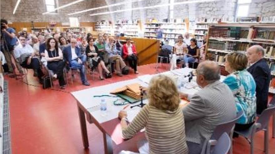 Acte de donació molt concorregut a la luxosa Sala Gòtica de la Biblioteca del Barri Vell de la UdG.