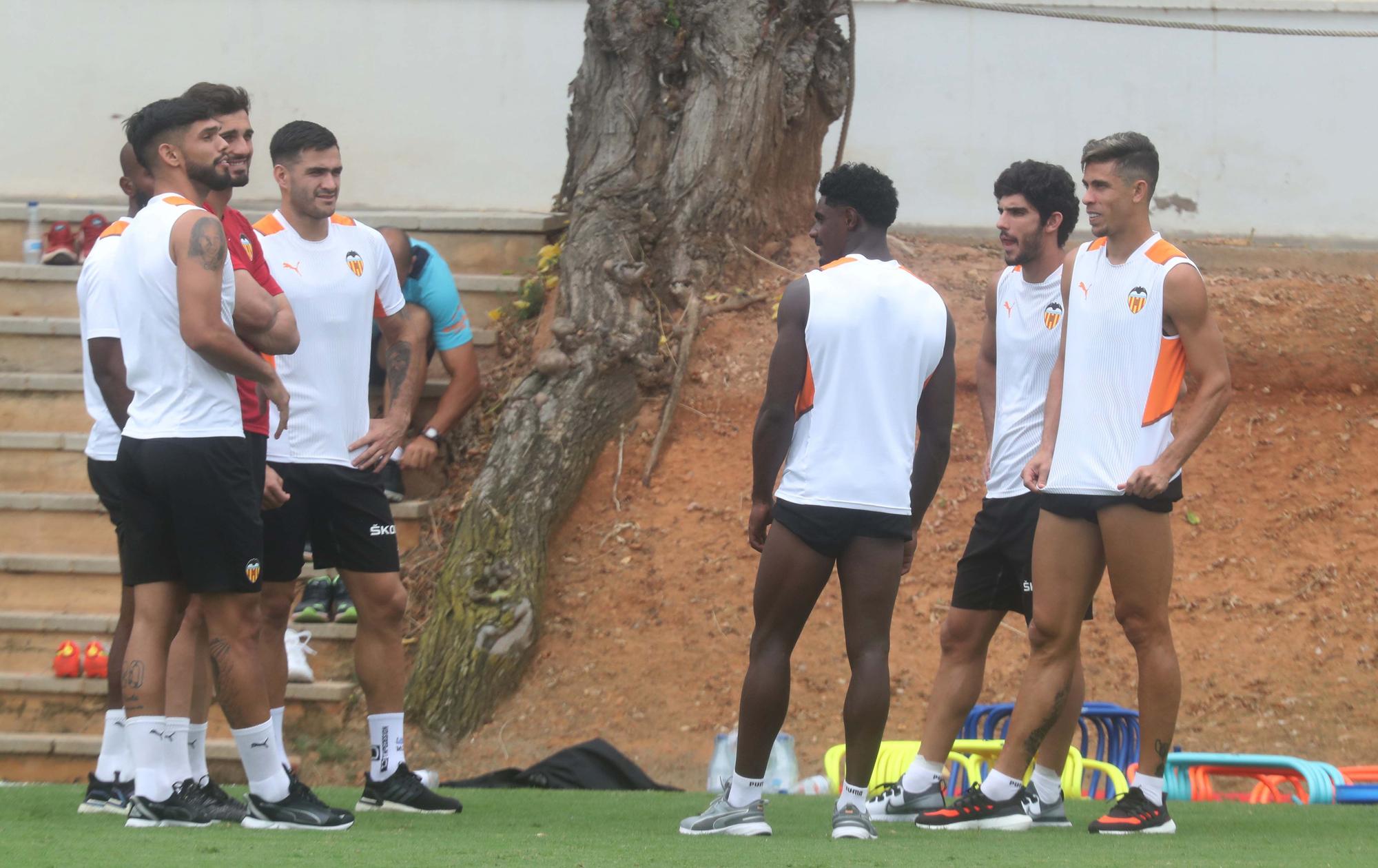 Entrenamiento en dos grupos para el Valencia CF