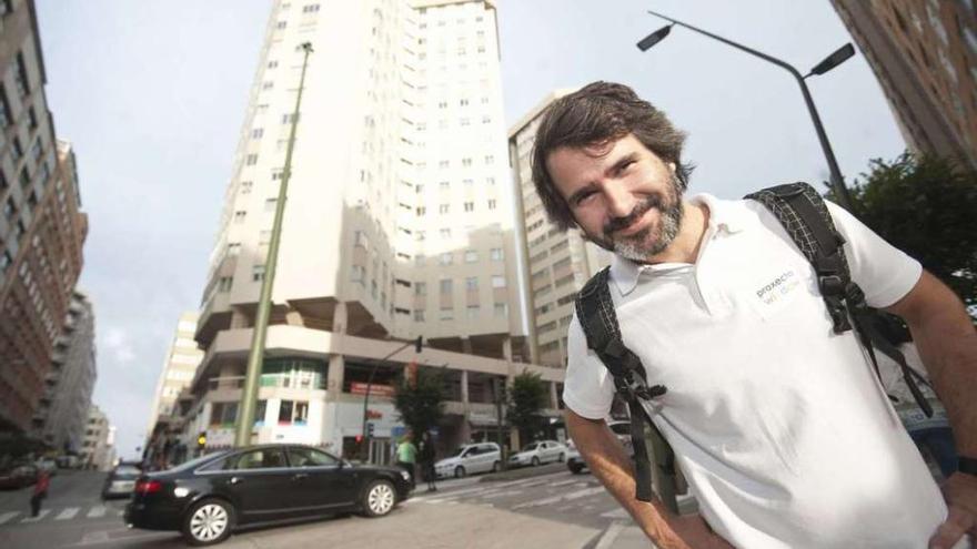 Héctor Francesch, frente a las torres de la ronda de Outeiro. 13fotos