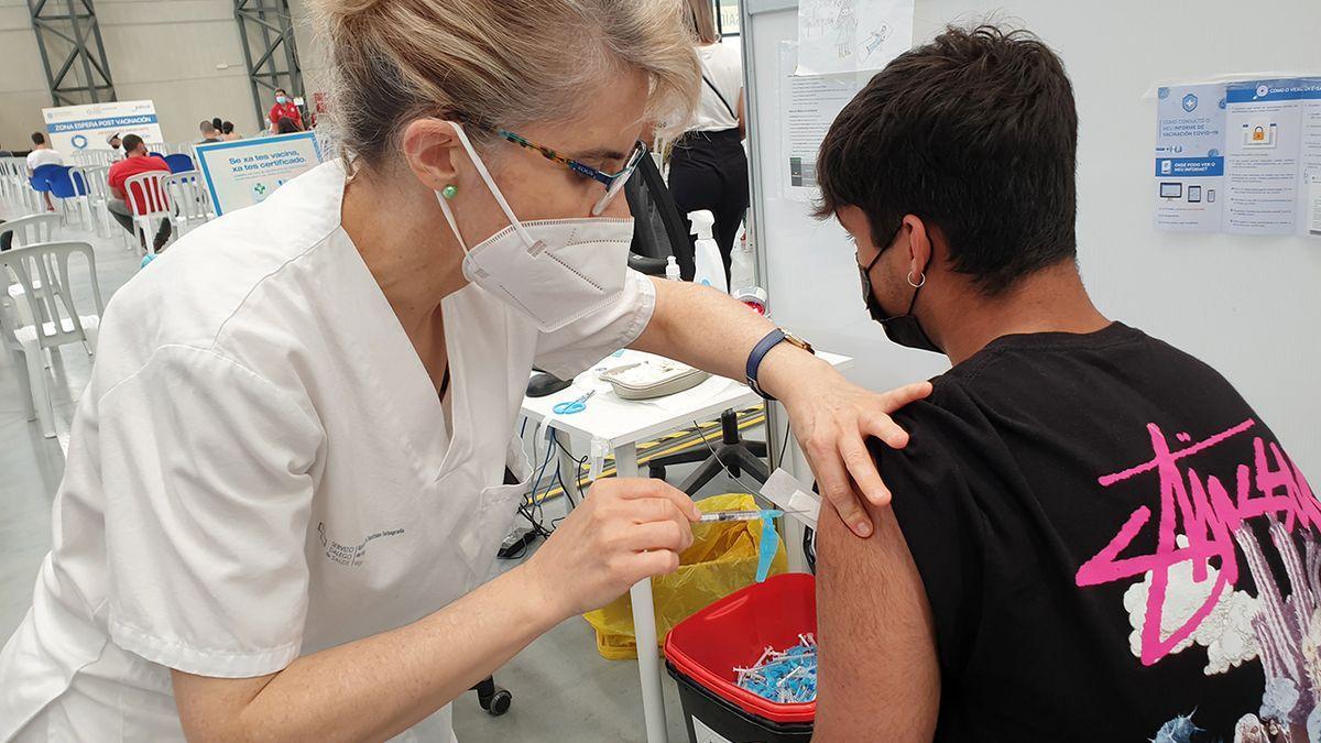 Un joven recibe la vacuna en el Ifevi.