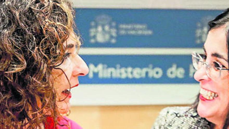 La ministra de Hacienda, María Jesús Montero, y la de Política Territorial, Carolina Darias, ayer.