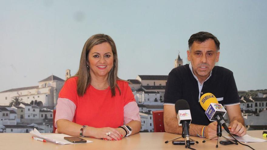 María Jesús Serrano y Alfonso Muñoz, durante la rueda de prensa en la sede socialista de Baena.