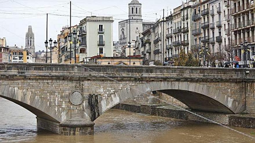 El riu Onyar, ple a vessar al seu pas per Girona per l&#039;increment de cabal després de la forta llevantada.