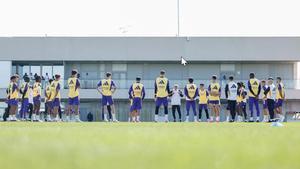 Ancelotti habla con la plantilla durante el entrenamiento previo al partido ante el Granada.