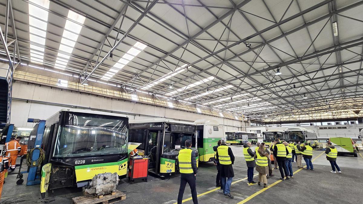 Empresarios visitan Vitrasa por el nuevo contrato del autobús urbano