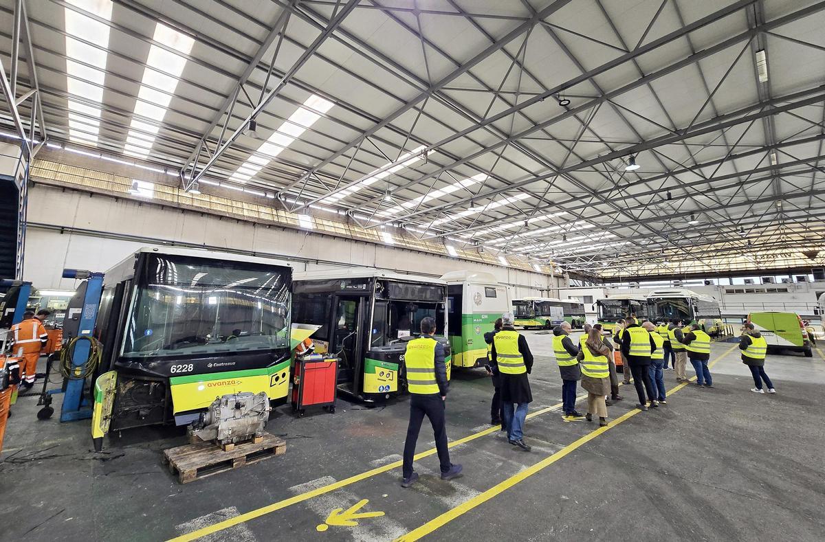 Empresarios visitan Vitrasa por el nuevo contrato del autobús urbano.