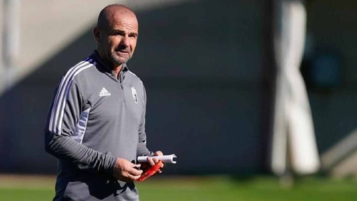 Paco López, durante un entrenamiento del Granada