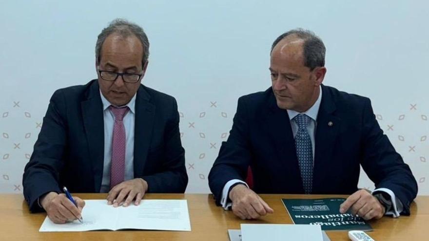 El director de ZamorArte, Juan Carlos López, y el gobernador de la real cofradía, Antonio Dávila. | CEDIDA