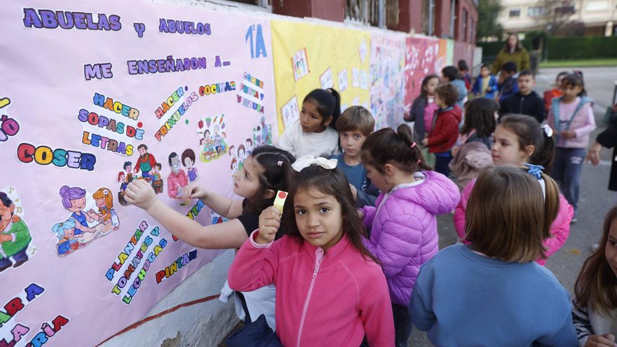 Actividad &quot;para mejorar el barrio&quot; del colegio Antonio Machado en Nuevo Gijón