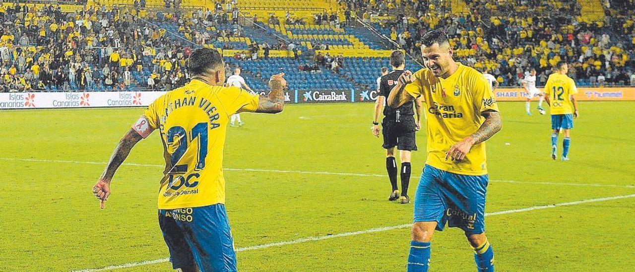 Vitolo (d) festeja con Viera (21) el gol que tumbó al Cartagena y puso fin a la incertidumbre en la vuelta de la doble ‘V’.