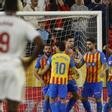 -Los jugadores del Valencia celebran el gol del centrocampista del Valencia Largie Ramazani contra el Sevilla, durante el partido de la jornada 29 de LaLiga EA Sports entre Sevilla y Valencia, este sábado en el estadio Sánchez- Pizjuán en Sevilla.-EFE/ Julio Muñoz. (sEVILLA) (VALENCIA)