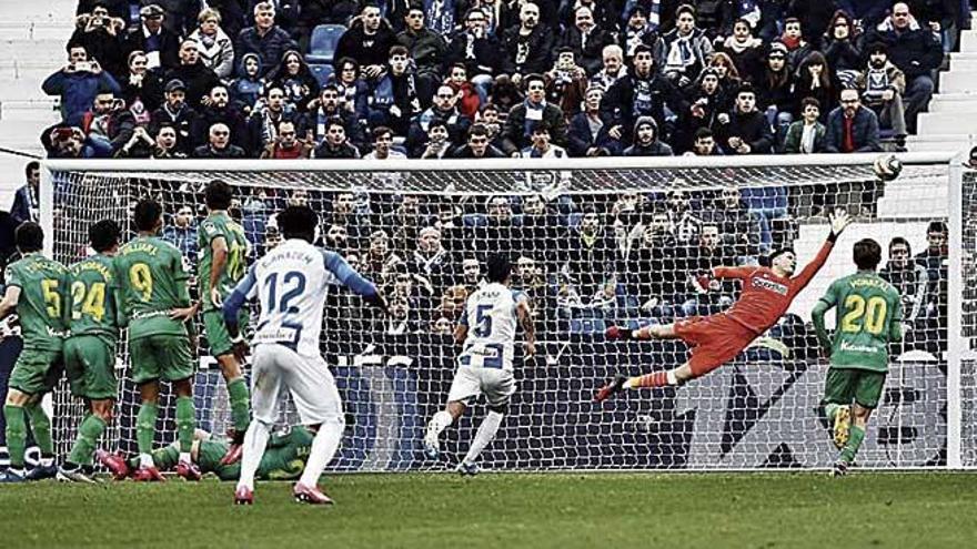 AcciÃ³n del segundo gol del LeganÃ©s en el Ãºltimo minuto.