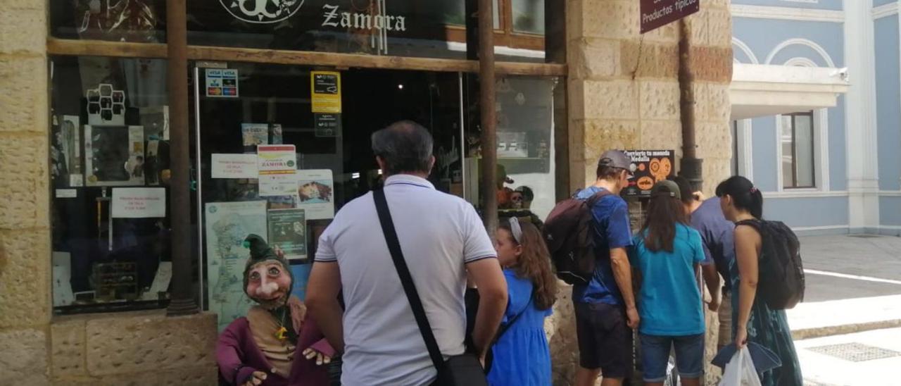 Turistas en un comercio de Zamora. | LOZ