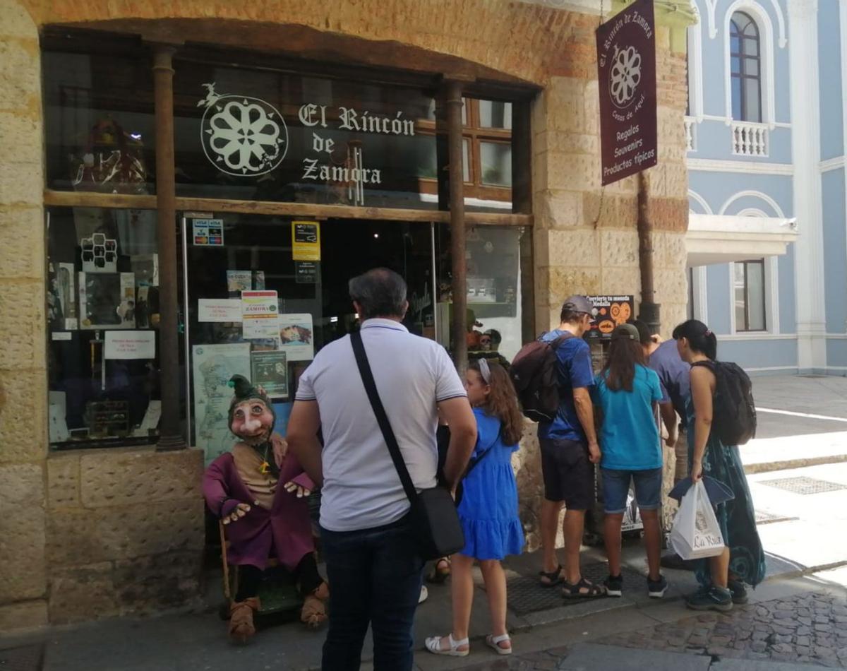 Turistas en un comercio de Zamora. | LOZ