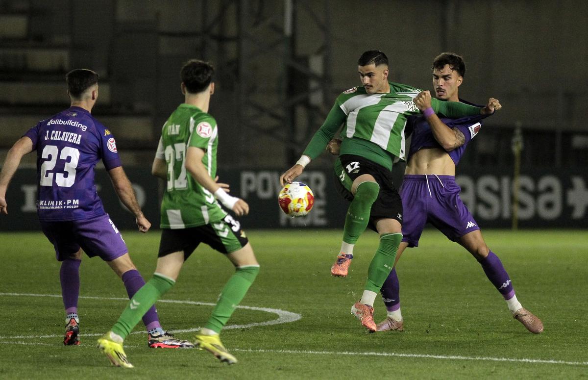 Bolo se esfuerza para intentar cubrir a Rodri Marina.