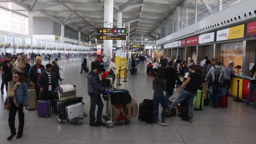 Imagen de archivo de colas en el aeropuerto de Málaga.