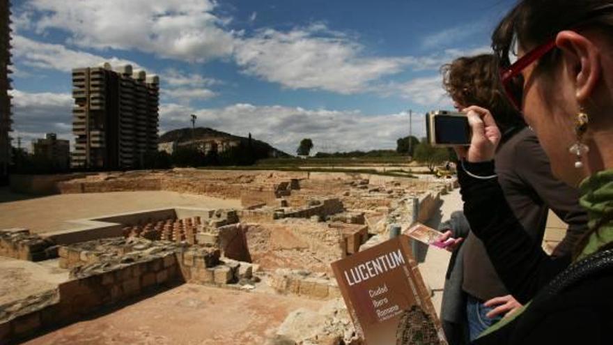 Visitantes al yacimiento arqueológico de Lucentum, en la Albufereta.