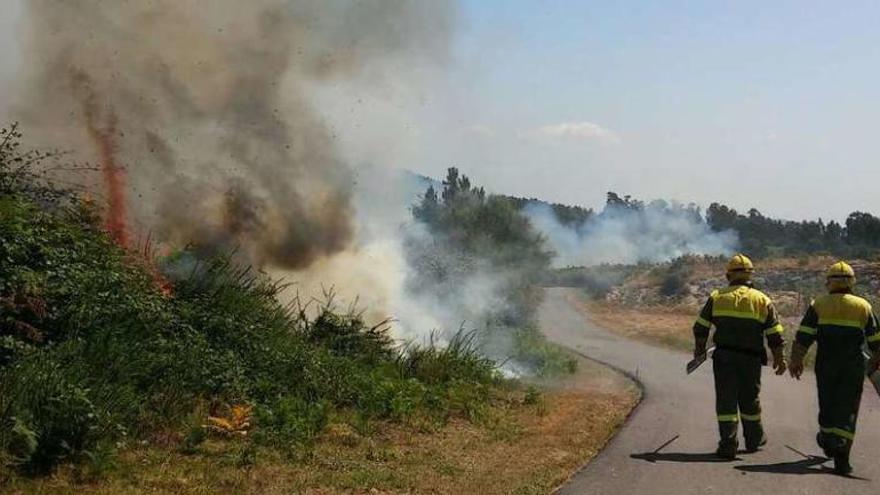 Dos brigadistas, ayer, en las labores de extinción del incendio en Fornelos de Montes. // Lucía Costas