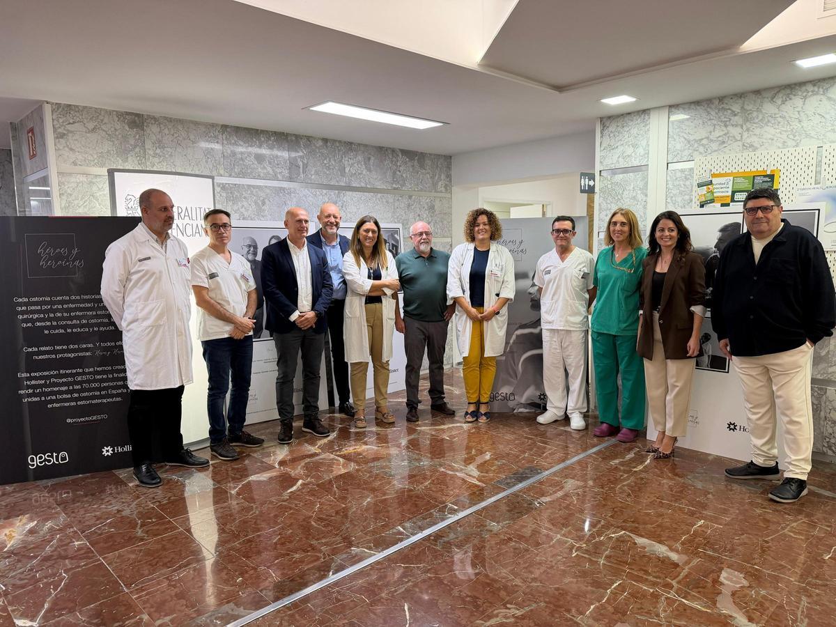 Foto de familia de la inauguración de la exposición en el hall del Hospital General de Elche