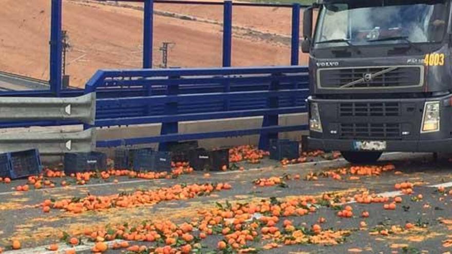 Mandarinas sobre el asfalto en Villena