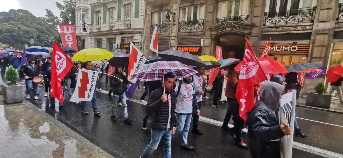 La marcha en Valencia ha transcurrido con paraguas y chubasqueros por la lluvia.