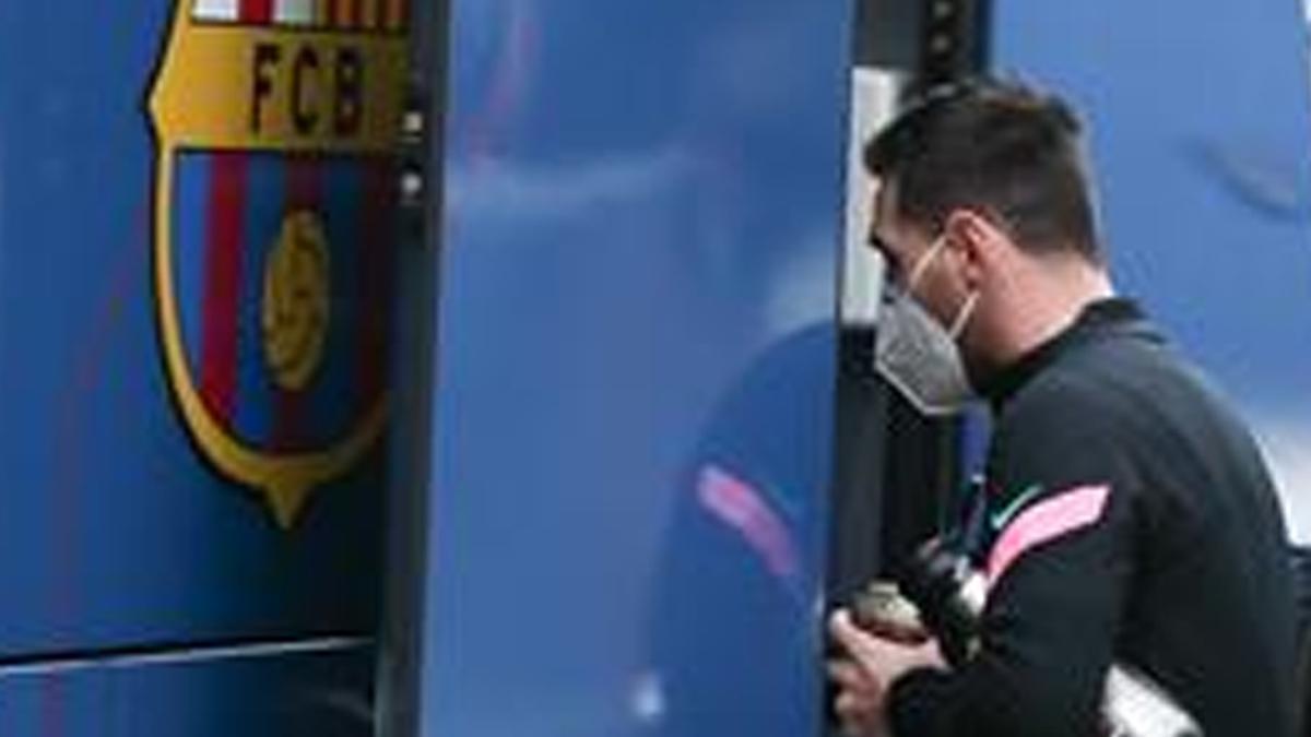 Leo Messi, subiendo al autocar del Barça