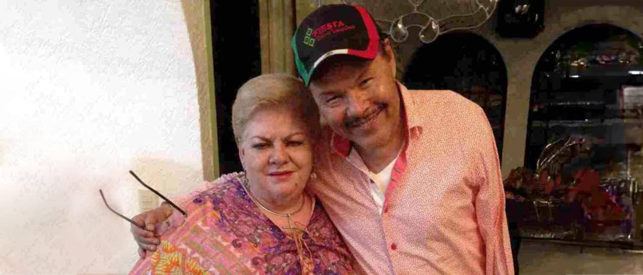 Paquita la del Barrio, junto a Eduardo Toscano.