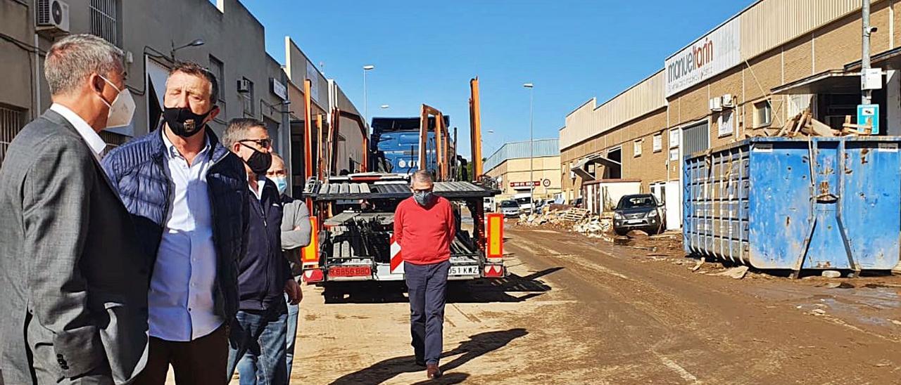 Rafael Climent y Voro Masaroca, ayer, en el polígono Vereda Sur de Beniparrell. | L-EMV