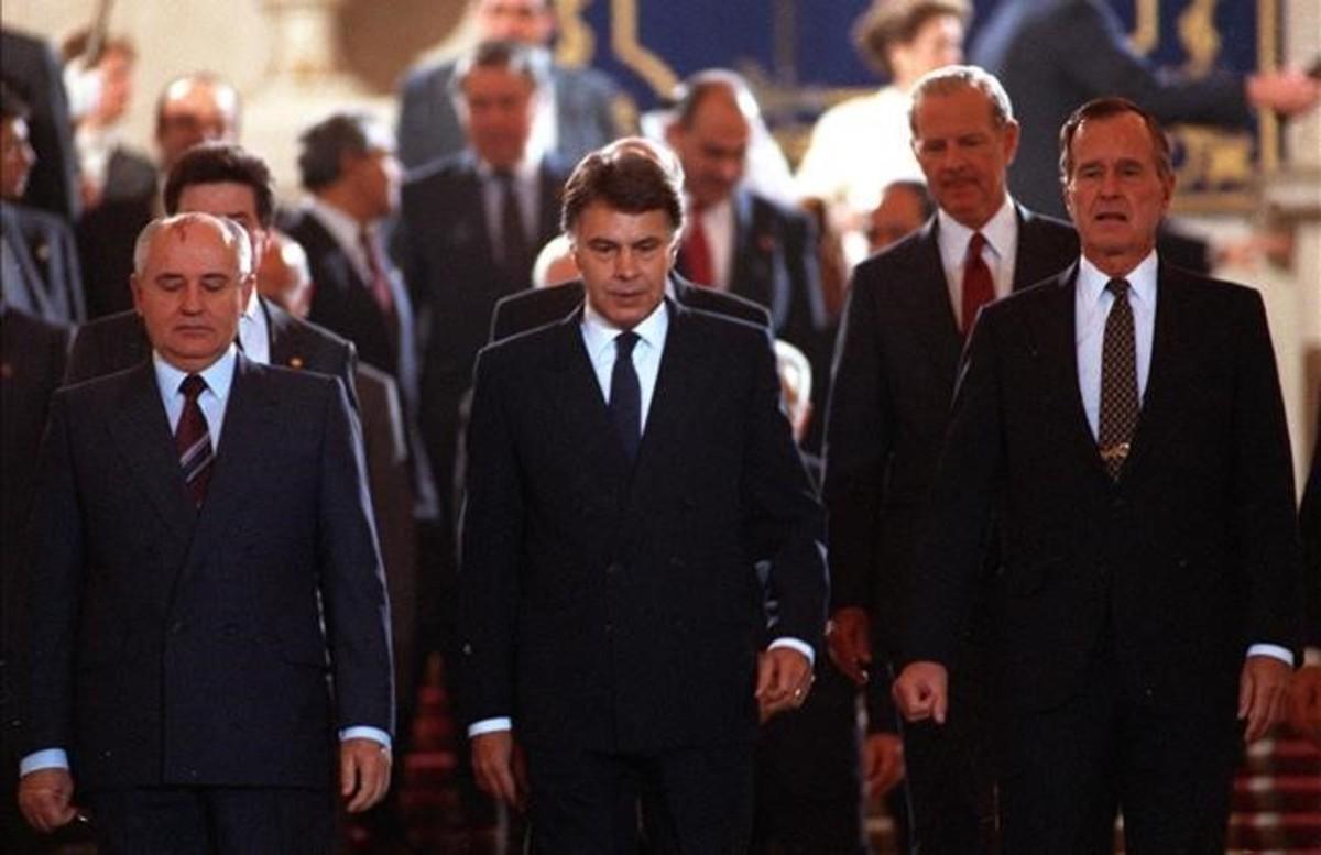 Felipe González, entre el presidente de la URSS, Mijail Gorbachov, y el líder de EEUU, George Bush, durante la Conferencia de Paz sobre Oriente Próximo celebrada en Madrid en octubre de 1991.