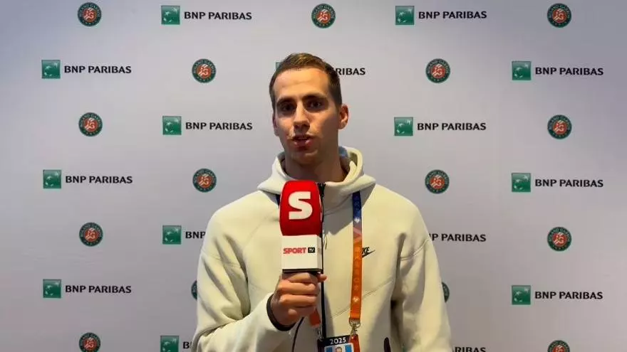 Alcaraz celebró las cien victorias rumbo a cuartos en Roland Garros