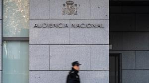 Un agente de Policía Nacional camina frente a la Audiencia Nacional, a 8 de enero de 2024, en Madrid (España).