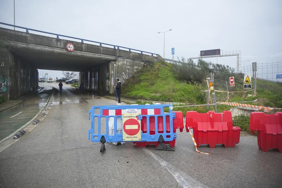 Desbordamiento parcial del río Guadalquivir a su paso por la Cartuja.