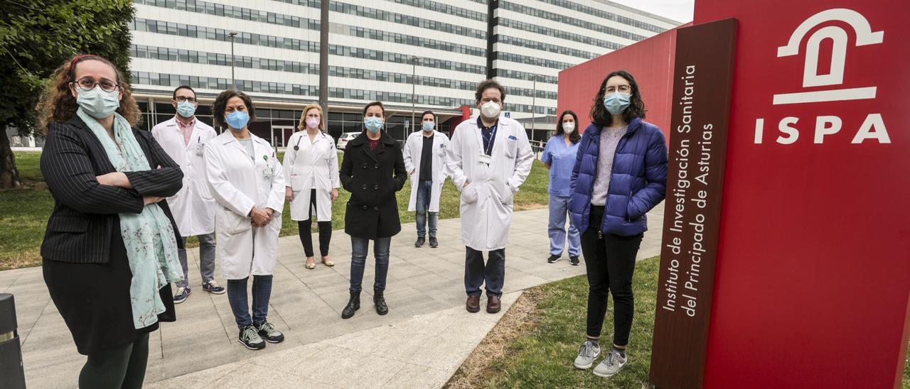 Los autores de la investigación, ante el HUCA. De izquierda a derecha, Laura Gutiérrez Gutiérrez (investigadora principal), Daniel Martínez Carballeira e Inmaculada Soto Ortega (ambos hematólogos), Carmen Palomo Antequera (internista), Andrea Acebes Huerta (investigadora posdoctoral), Alberto Caro Gómez y Ángel Bernardo Gutiérrez (ambos hematólogos), Blanca Leoz Gordillo (MIR de UCI) y Patricia Martínez Botía (investigadora predoctoral y responsable del análisis de datos).