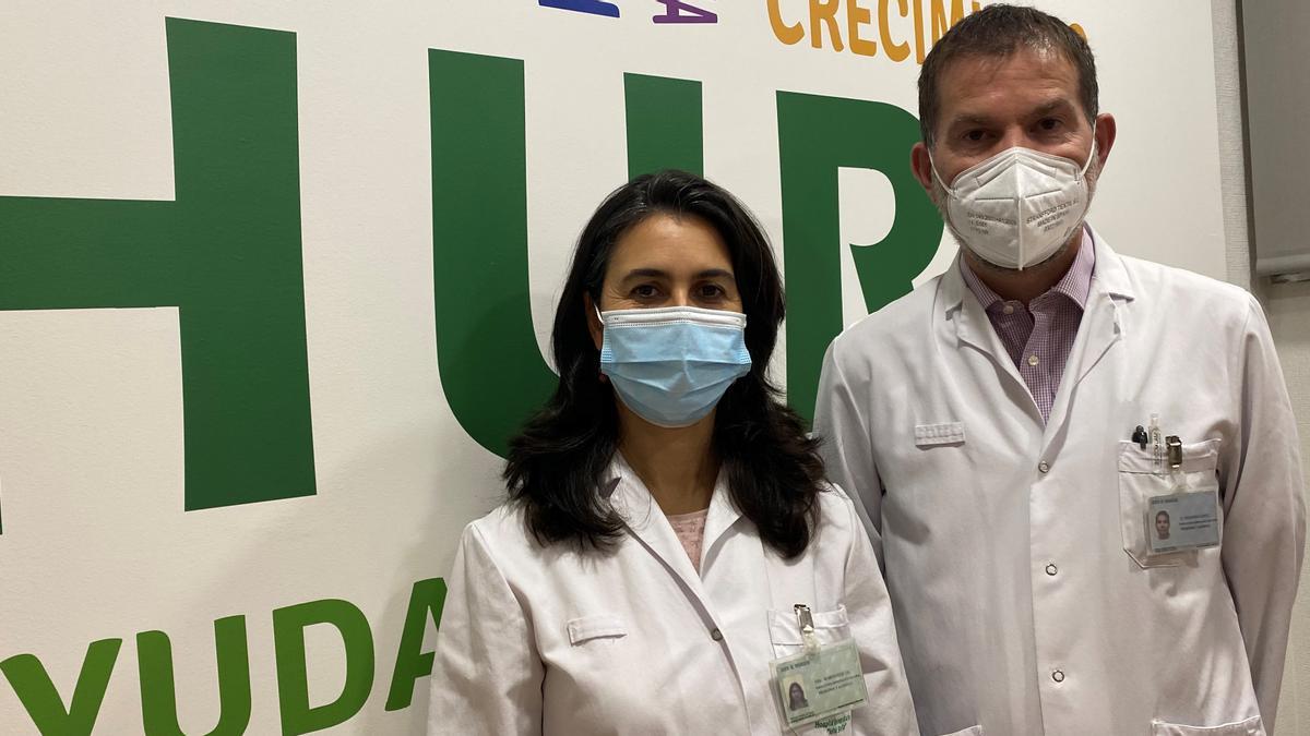 Mercedes Gil, coordinadora de la Unidad de Metabolismo del hospital Reina Sofía, y Eduardo López Laso, neuropediatra e investigador.