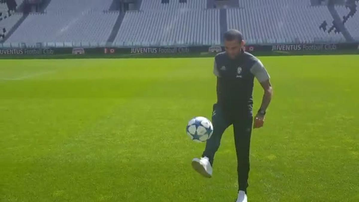 Primeros toques de Alves como jugador de la Juventus