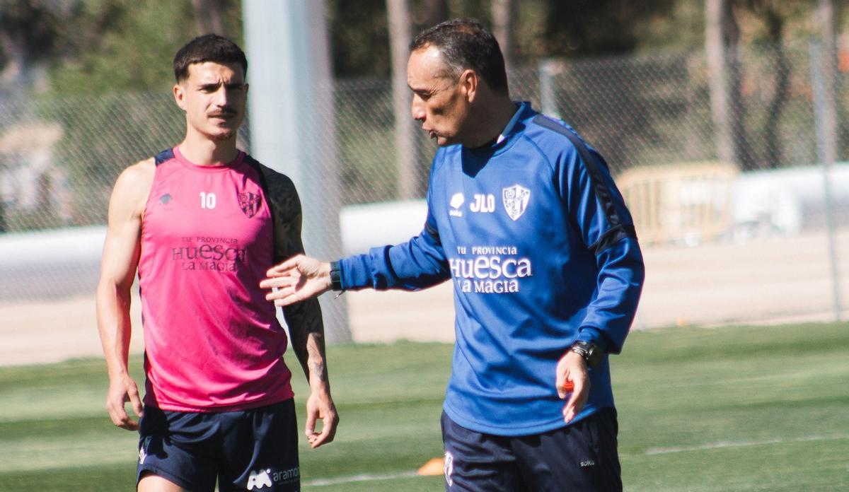 José Luis Oltra, dando instrucciones junto a Seoane en un entrenamiento.