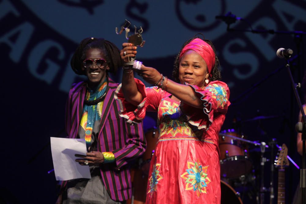 Cheikh Lô agradece el Premio Especial con un derroche de su voz comprometida