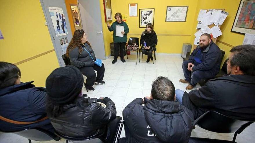 Carmen Guimeráns, de pie, con otra psicóloga de la unidad, Berta Gómez, con pacientes. // Marta G. Brea