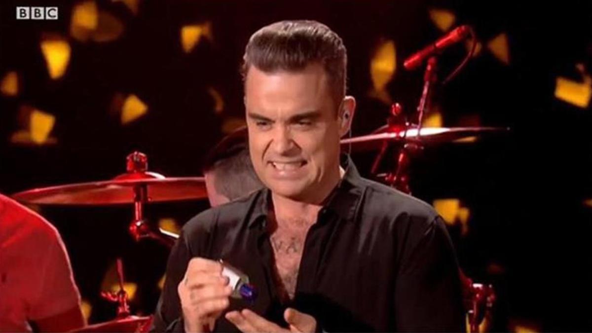 lmmarco36744458 gente  robbie williams limpiando manos foto videotape170103155846