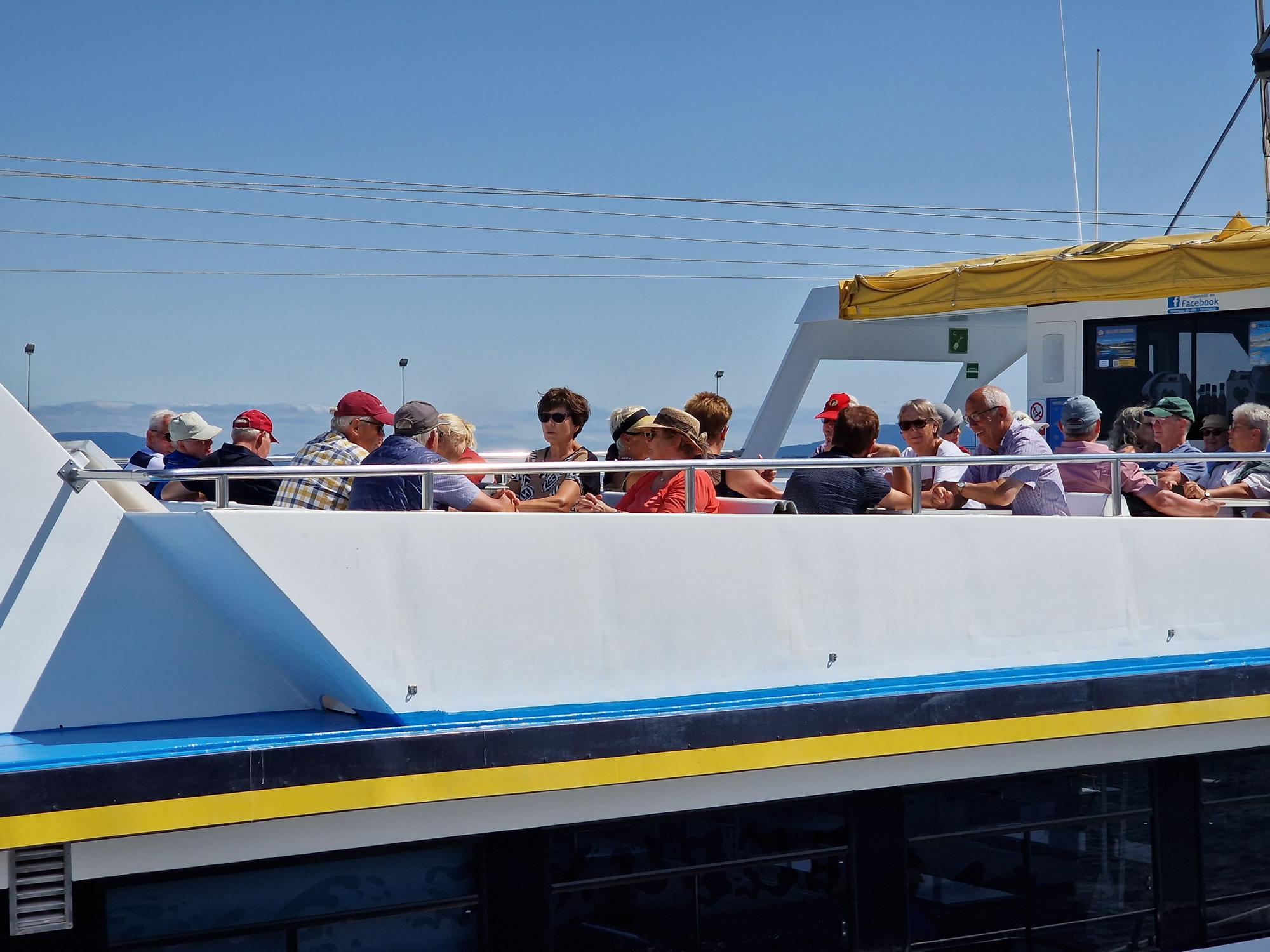 Turistas en los catamaranes de O Grove.