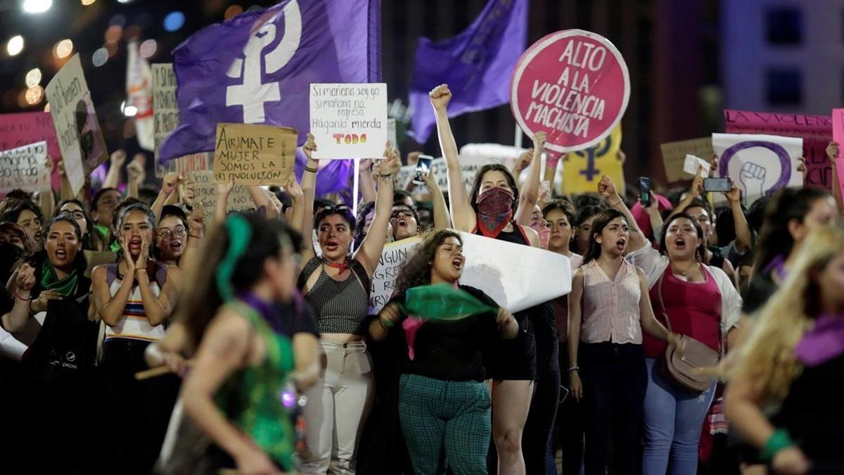 Manifestación en contra de supuestas violaciones por parte de la policía, este viernes en México.